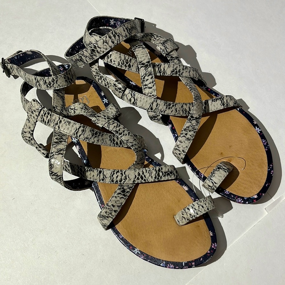 Cabi gladiator sandals animal snake skin print womens sz 8.5 gray shoes flats